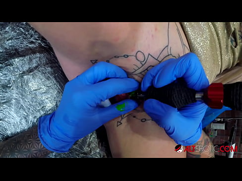 ❤️ Sully Savage mai tsananin jarfa ta yi tattoo a kan kwarin ta Batsa ☑
